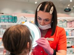 Copiii din două centre de zi din Timișoara au primit produse pentru igiena dentară. Campania „Dințișorii Veseli” a ajuns la peste 1.000 de copii