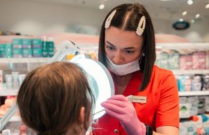 Copiii din două centre de zi din Timișoara au primit produse pentru igiena dentară. Campania „Dințișorii Veseli” a ajuns la peste 1.000 de copii