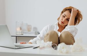 Epuizarea la birou: cum să-ți recapeți concentrarea când simți că ai rămas fără baterii