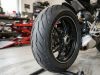 Cauciuc moto: cum influențează modelul benzii de rulare comportamentul motocicletei